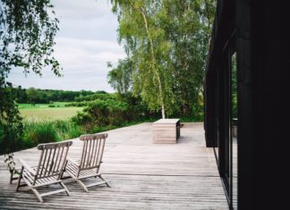 Hyggelig Terrasse i sort sommerhus