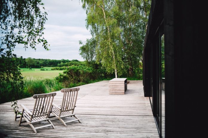 Hyggelig Terrasse i sort sommerhus