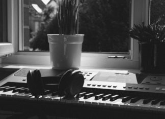 Keyboard står i vindueskarm med blomster