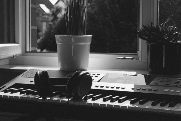 Keyboard står i vindueskarm med blomster