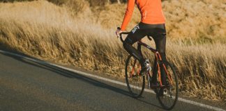 Person cykler op ad bakke på racercykel