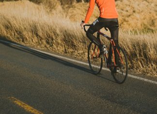 Person cykler op ad bakke på racercykel